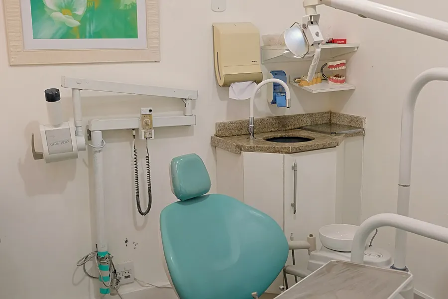 Modern dental clinic room used for veneer quote review in China - QGO Medical